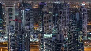 迪拜码头摩天大楼和朱美拉湖塔从最<strong>高空</strong>中夜晚时间在阿拉伯联合酋长国。